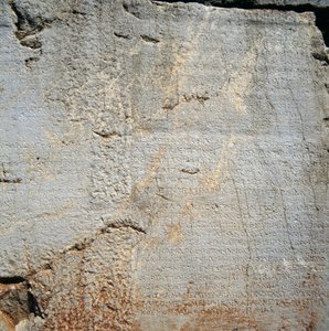 Stěna s nápisy poblíž Apollónův chrám, Delphi (Seznam světového dědictví UNESCO od Blaise Nicolas Le Sueur