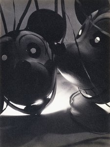 Mickey Mouse Balloons, cca 1932 (želatinový stříbrný tisk, na papíře Gevalux) od Pierre Dubreuil