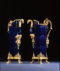 Dva džbány, cca 1767 (porcelán s bronzovým lemováním) od Pierre Gouthière
