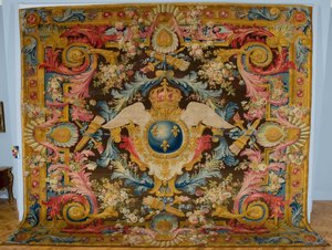 Louis XV Savonnerie Carpet with Royal Arms, výrobce Savonnerie Factory, Francie, cca 1740-1750 od Pierre Josse Perrot