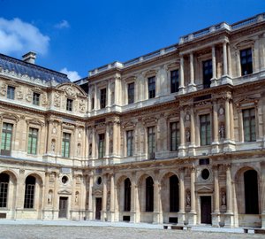 Architektura: pohled na náměstí nádvoří u Louvru. Realizoval Pierre Lescot (1515-1578)