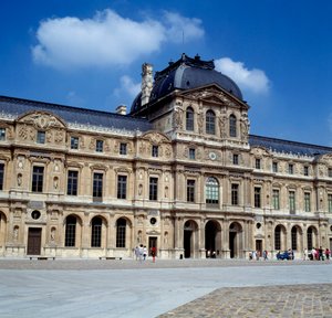 Architektura: pohled na náměstí nádvoří u Louvru. Realizoval Pierre Lescot (1515-1578)