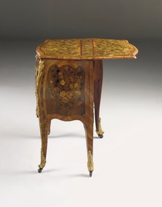 Louis XV commode, c.1765-70 (tulipánové dřevo, platan, amarant a intarzie montované na ormolu) (viz také 463003, 463004 a 465391)
