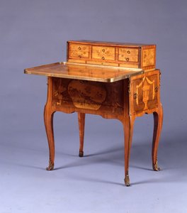 Přechodový stůl a la Bourgogne (ormolu namontovaný tulipán & intarzie) (viz také 463011, 463013 a 463014)