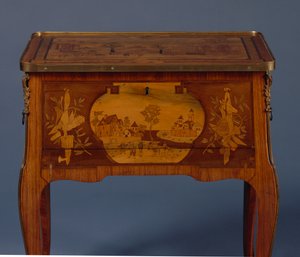 Přechodový stůl a la Bourgogne, detail (tulipány a intarzie namontované na ormolu) (viz také 463012, 463013 a 463014)