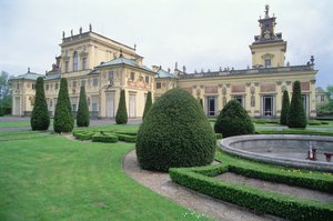 Vnější pohled na palác a zahrady od Polish School