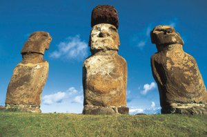 Sochy Moai, národní park Rapa Nui, Velikonoční ostrov, Chile