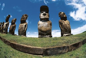 Sochy Moai, národní park Rapa Nui, Velikonoční ostrov, Chile