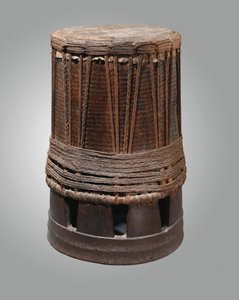 Tambour, Pahu, z Markézských ostrovů (dřevo a šňůra)