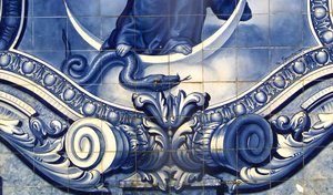 Detail dekorativního panelu zobrazující Pannu Marii drtící hada, Lamego, Portugalsko. 1738 (keramické dlaždice) od Portuguese School