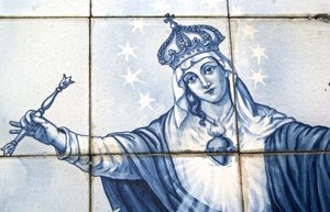 Detail Panny Marie z dekorativního panelu znázorňujícího její drcení hada, Lamego, Portugalsko. 1738 (keramické dlaždice) od Portuguese School