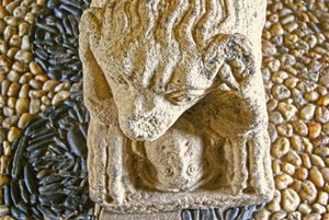 Lev požírá muže, základna sarkofágu D. Afonso Pires, bývalý biskup z Porta, Lamego, Portugalsko c.1372 (kámen) od Portuguese School