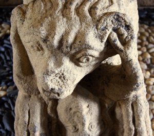 Lev požírá muže, základna sarkofágu D. Afonso Pires, bývalý biskup z Porta, Lamego, Portugalsko c.1372 (kámen) od Portuguese School