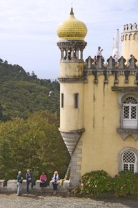 Pohled na klenutou věžičku od Portuguese School