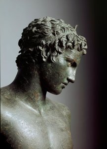 Řecké umění: “”mladý muž z Marathonu”” (efébe) socha teenagera nebo mladého atleta Herma, Detail - Bronzová socha od Praxitele (4. stol. př. n. l.), 330 př. n. l., Rozm. 130 cm - Athény, Národní archeologické muzeum - Maratónská mládež (detail) - Bronz sc