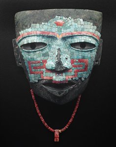 Smuteční maska pokrytá tyrkysovou a červenou mušlí mozaikou. Artefakt z Teotihuacánu, Mexico City. Civilizace Teotihuacánu - Předkolumbijské umění: pohřební maska z tyrkysových a růžových kamenů pocházející z civilizace Teotihuacánu III (300-650 n. l.) Mex