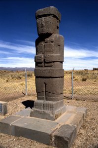 Předkolumbovské archeologické naleziště Tiahuanaco, Bolívie.