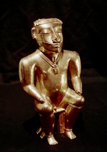 Předkolumbijské umění, civilizace Quimbaya (Kolumbie): soška muže sedícího ve zlatě, 400-1400 n. l. - Bogotá, Museo de Oro, Kolumbie - předkolumbijské umění, civilizace Quimbaya (Kolumbie), antropomorfní postava: sedící muž - zlatá socha, 400 -1400 nl - M