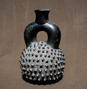 Předkolumbovské umění, civilizace cupisnique: váza ve tvaru brouka a granátového jablka. 300 př. n. l. – 100 n. l. Lima, Národní muzeum antropologie a archeologie, Peru od Pre Columbian Pre Columbian