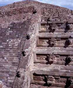 Předkolumbovská civilizace: pohled na místo Teotihuacan (300 př. n. l. – 600 n. l.): chrám Quetzalcoatla nebo chrám opeřeného hada. Mexiko od Pre Columbian Pre Columbian