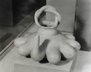 Váza zdobená deseti bradavkami, Huastecan, asi 1000-1250 (terakota) (čb fotografie) od Pre Columbian Pre Columbian
