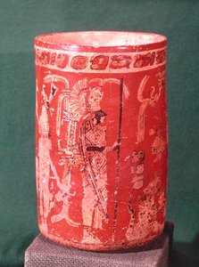 Váza zobrazující obřadní scénu, Tepeu 1 Period, z Uaxuctun, 600-950 (polychromovaný kámen) (viz také 201515) od Pre Columbian Pre Columbian