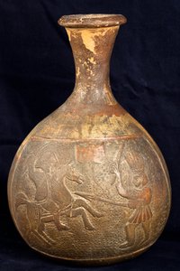Láhev zobrazující boj mezi jezdcem a pěším bojovníkem (terakota) od Precolombian Precolombian