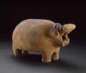Figurka hrocha, z hrobu 134 v Hu, cca 3500–3000 př. n. l. (hrubá červená keramika)