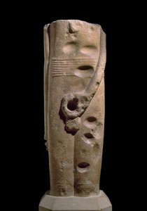 Socha boha Mina, Hierakonpolis, možná kolem 4000 př.nl (pískovec)