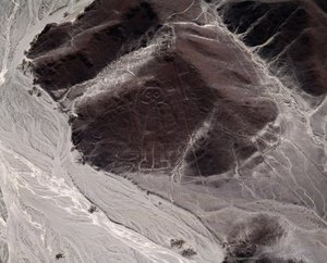 Letecký pohled na linie Nazca představující lidskou postavu (fotografie od Prehistoric Prehistoric