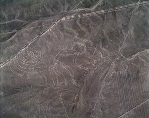 Letecký pohled na postavu opice, Nazca Lines (fotografie od Prehistoric Prehistoric