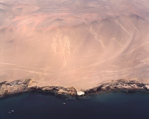 Letecký pohled na Paracas Candelabra nebo Candelabra of the Andes, v Pisco Bay (1983 - Fotografie) od Prehistoric Prehistoric
