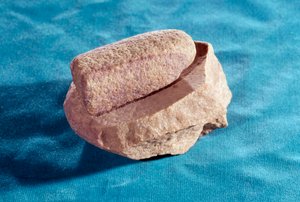 Prehistoire: brusný kámen pro mletí soli. Saint Germain en Laye, Muzeum národní archeologie od Prehistoric Prehistoric