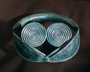 Prehistoire: kovová ozdoba na krk zdobená spirálkami z Hallandu. Švédské muzeum národních památek, Stockholm Švédsko od Prehistoric Prehistoric