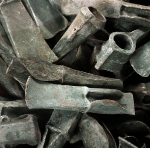 Prehistorie: Sekera typu Ardea z nekropolu v Ardea, Lazio. Doba železná. 8. století před naším letopočtem. Řím, Národní muzeum prehistorické etnografie Luigiho Pigoriniho od Prehistoric Prehistoric