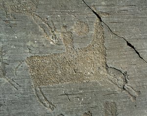 Pravěk, civilizace Camunni, skalní umění: hrobová skála zobrazující válečníka na koni se štítem. Období mezi neolitem a dobou bronzovou. Capo di Ponte, Národní park Naquane Rock Carvings, Valcamonica, Val Camonica, Itálie od Prehistoric Prehistoric