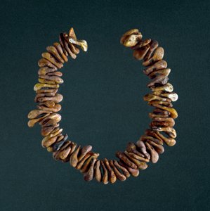 Prehistorie, doba kamenná: náhrdelník z kostí z jeskyně Polesine, Veneto. Řím, Národní muzeum prehistorické etnografie Luigiho Pigoriniho od Prehistoric Prehistoric
