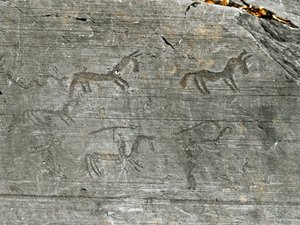 Prehistorie, civilizace Camunni, skalní umění: vážná skála lovecké scény, lovec máchá kopím. Období mezi neolitem a dobou bronzovou. Capo di Ponte, Národní park Naquane Rock Carvings, Valcamonica, Val Camonica, Itálie od Prehistoric Prehistoric