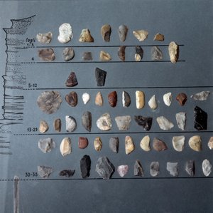 Prehistorie, kultura Pontiniano: kameny a pazourek (litická výroba) z jeskyně Moscerini, Lazio. Doba kamenná. svrchní paleolit. Řím, Národní muzeum prehistorické etnografie Luigiho Pigoriniho od Prehistoric Prehistoric