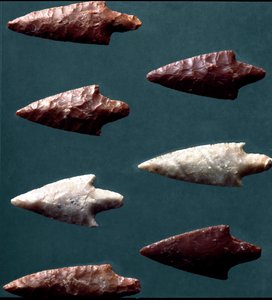 Pravěk, kultura Rinaldone (Montefiascone): šípy z nekropole Rinaldone. Doba měděná. eneolit. 2200 před naším letopočtem. Řím, Národní muzeum prehistorické etnografie Luigiho Pigoriniho od Prehistoric Prehistoric