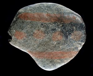 Pravěk: malovaný oblázek z doby Azilian. 9000 před naším letopočtem. Saint-Germain-en-Laye, Národní archeologické muzeum od Prehistoric Prehistoric
