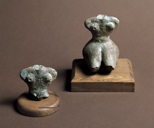 Pravěk: malá modla (vlevo) pocházející ze středního neolitu. Rekonstituce vpravo. Z Caverna Delle Arene v Candide (Ligurie). Pegli, Museo Villa Pallavicini od Prehistoric Prehistoric