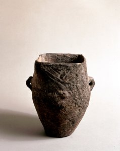 Pravěk: terakotová váza se čtvercovým otvorem z neolitu z Caverna Delle Arene v Candide (Ligurie). Pegli, Muzeum Villa Pallavicini od Prehistoric Prehistoric
