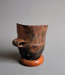 Pravěk: terakotová váza se čtvercovým otvorem z neolitu z Caverna Della Pollera (Ligurie). Pegli, Muzeum Villa Pallavicini od Prehistoric Prehistoric