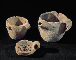 Pravěk: různé doplňky nádobí. Doba železná. Z Umbrie. Perugia, Národní archeologické muzeum Umbrie od Prehistoric Prehistoric