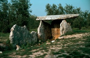Pravěk: pohled na dolmen Chianca s jeho vstupní chodbou. Doba kamenná, neolit. 6.-3. století před naším letopočtem. Bisceglie, Puglia, Itálie od Prehistoric Prehistoric