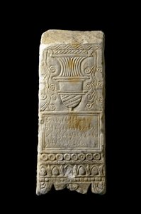 Punské umění (kartaginské): stéla votivní dekorace spáleniny-parfémy (parfémy hořáku). Ze španělské Cartageny. 3.-2. století před naším letopočtem. Ztlumit. 33x14x11 cm Cartagena, Museo de Cartagena Španělsko