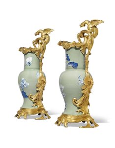 Pár konví Ludvíka XV., porcelán 1662-1722, pasparty cca 1745-49 (porcelán namontovaný na ormolu)