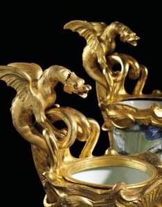 Pár konví Ludvíka XV., porcelán 1662-1722, pasparty cca 1745-49 (porcelán namontovaný na ormolu)