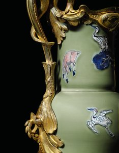 Jeden z páru konví Ludvíka XV., porcelán 1662-1722, držáky cca 1745-49 (porcelán namontovaný na ormolu)